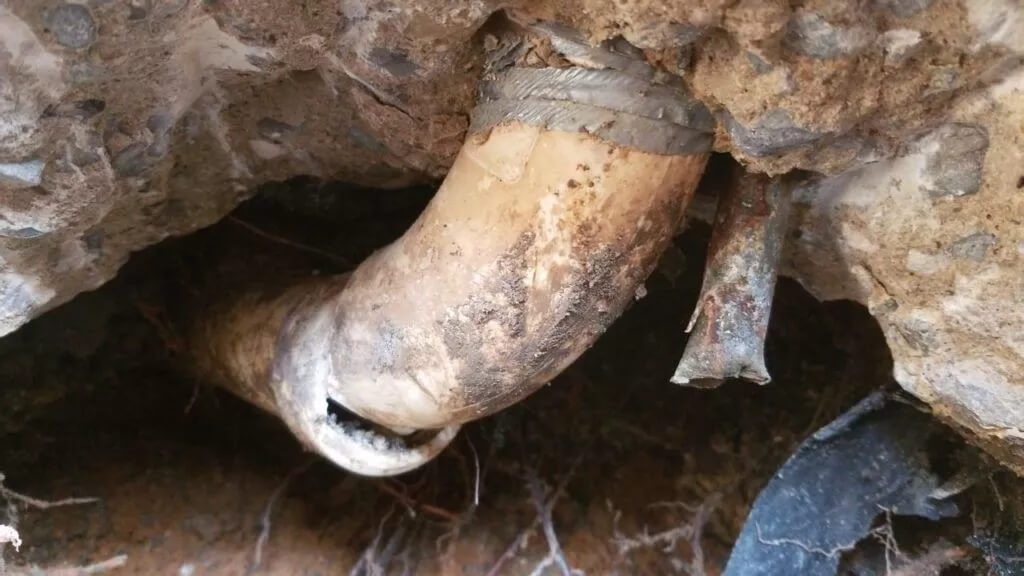 broken-sewer-pipe